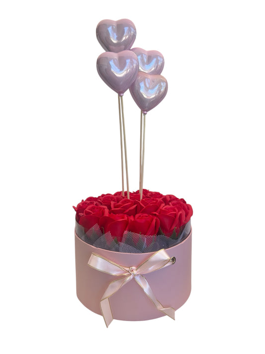 Pink Romance Box – Ροζ Κουτί με Κόκκινα Τριαντάφυλλα & Στικ Καρδιές