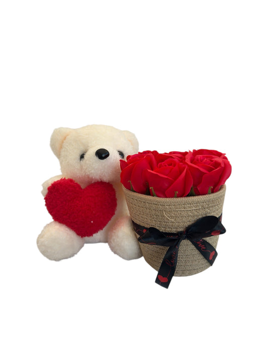 Romantic Basket "Love Teddy" – Λευκό Αρκουδάκι & Κόκκινα Τριαντάφυλλα σε Καλαθάκι