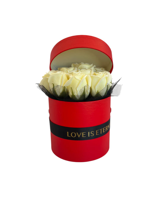 Eternal Love Box – Κόκκινο Κουτί με Λευκά Τριαντάφυλλα & Μήνυμα Αγάπης